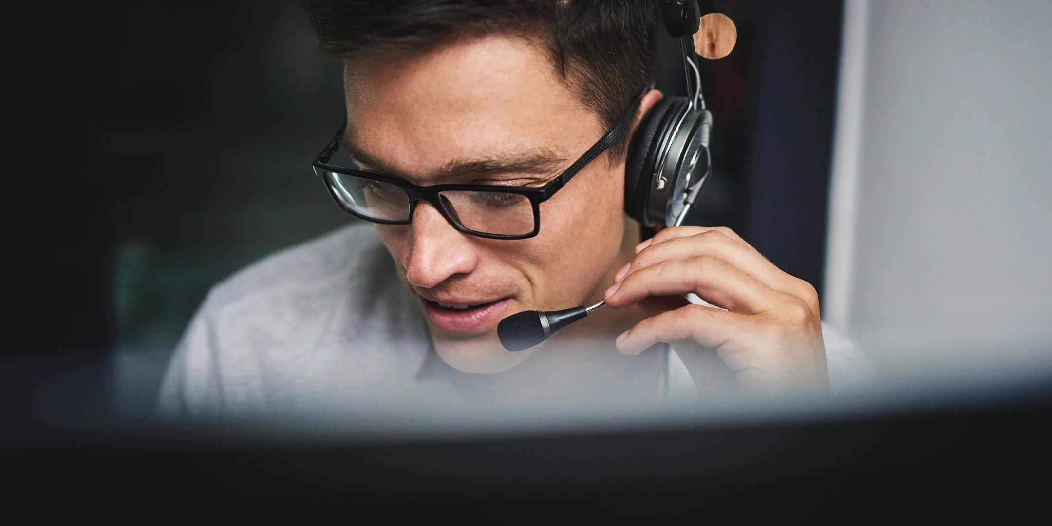 Man with a headset working in a call center, providing assistance and excellent customer service.