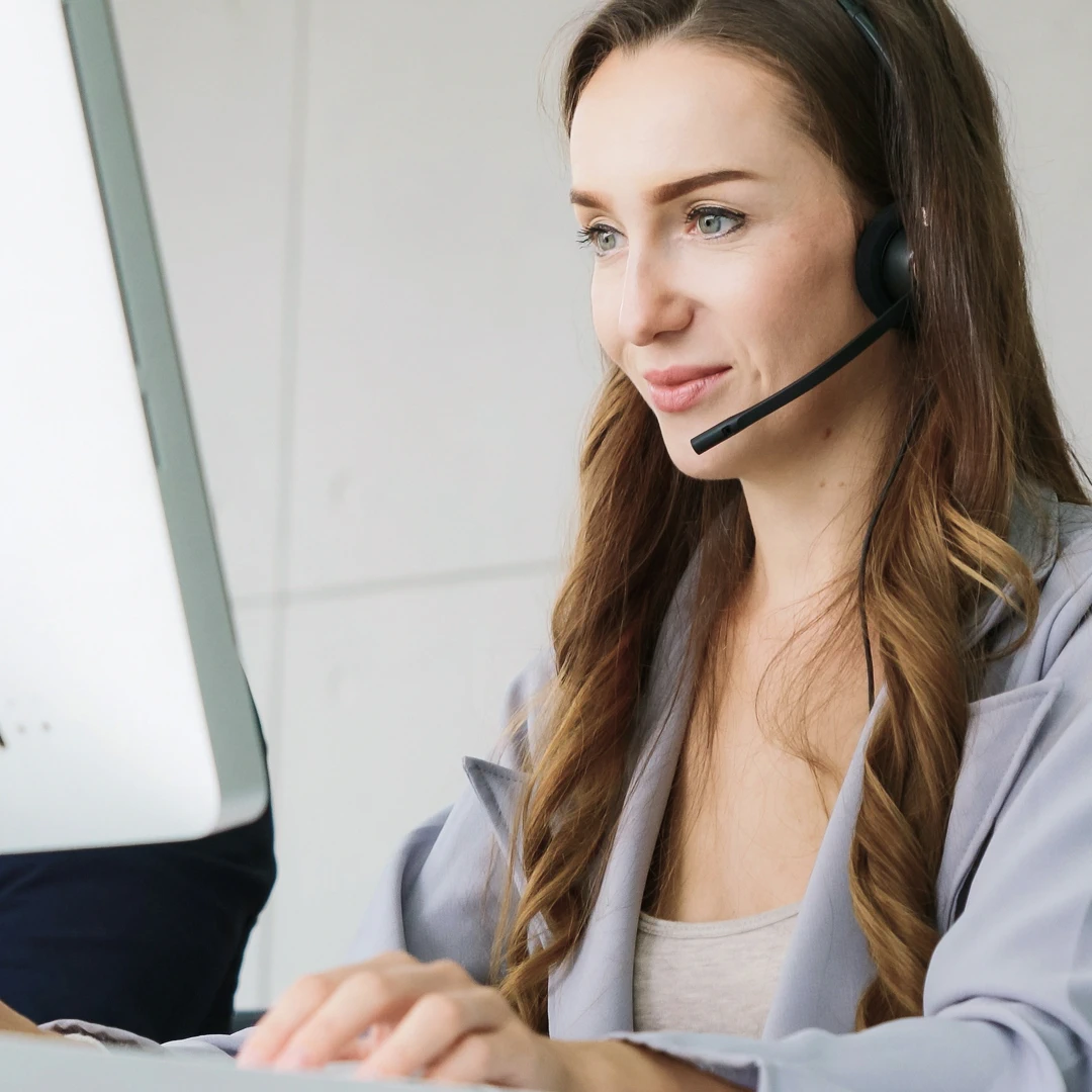 Attentive customer support agent assisting client